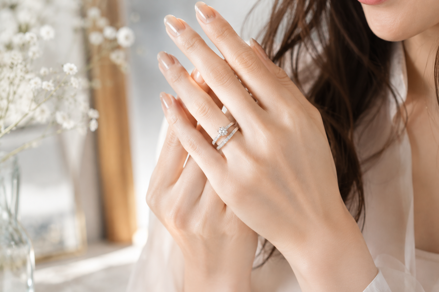 婚約指輪と結婚指輪を重ねてつけた手元