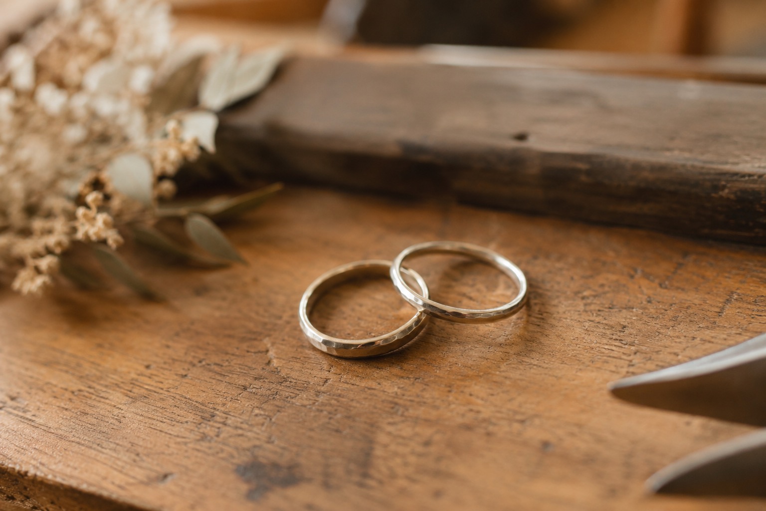 工房で手作りされた結婚指輪と料金のイメージ