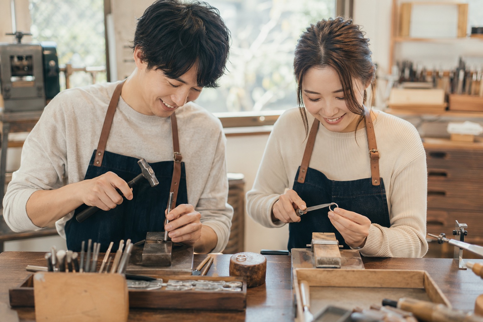 工房で結婚指輪を手作りするカップル