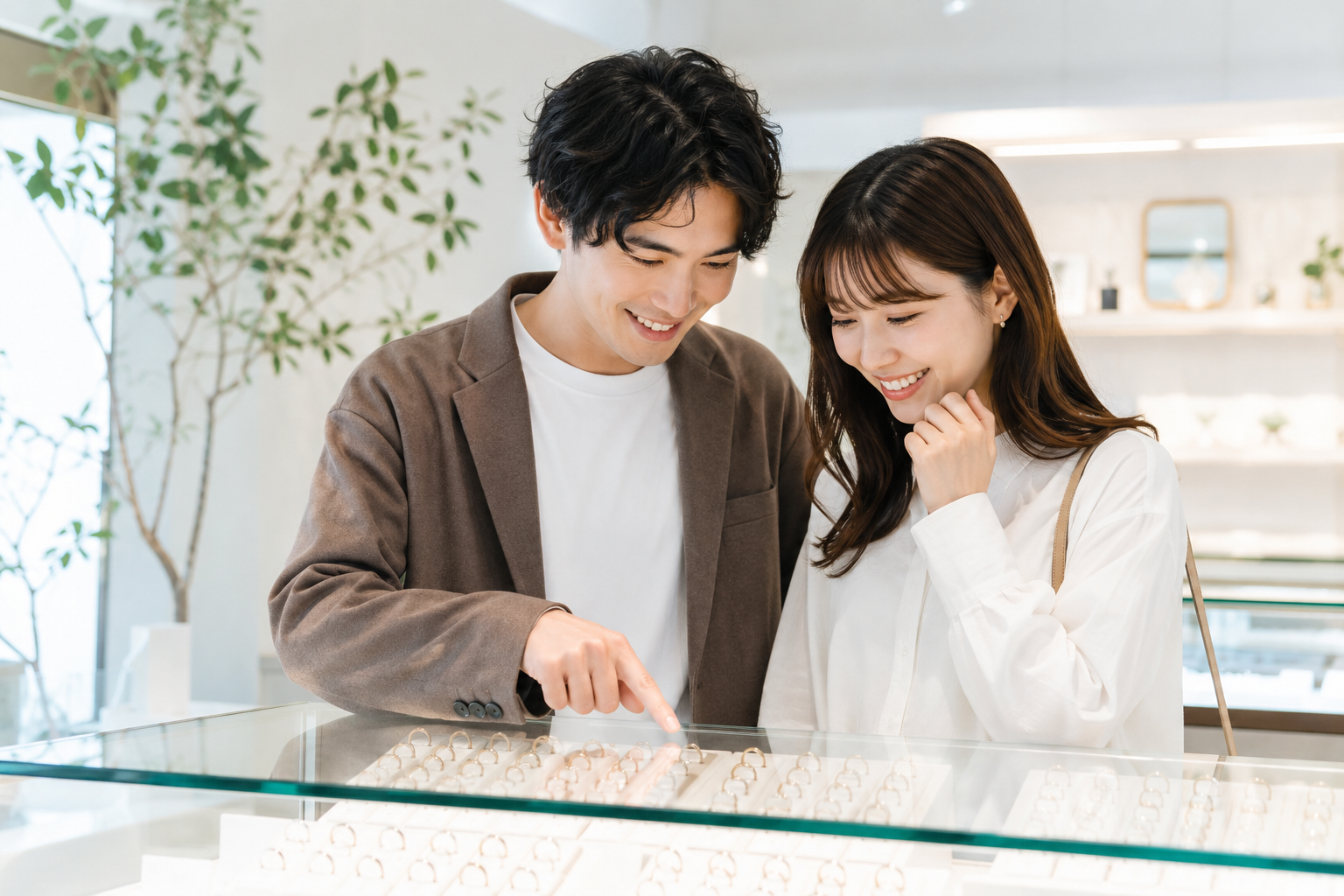 20代カップルが結婚指輪を選ぶシーン