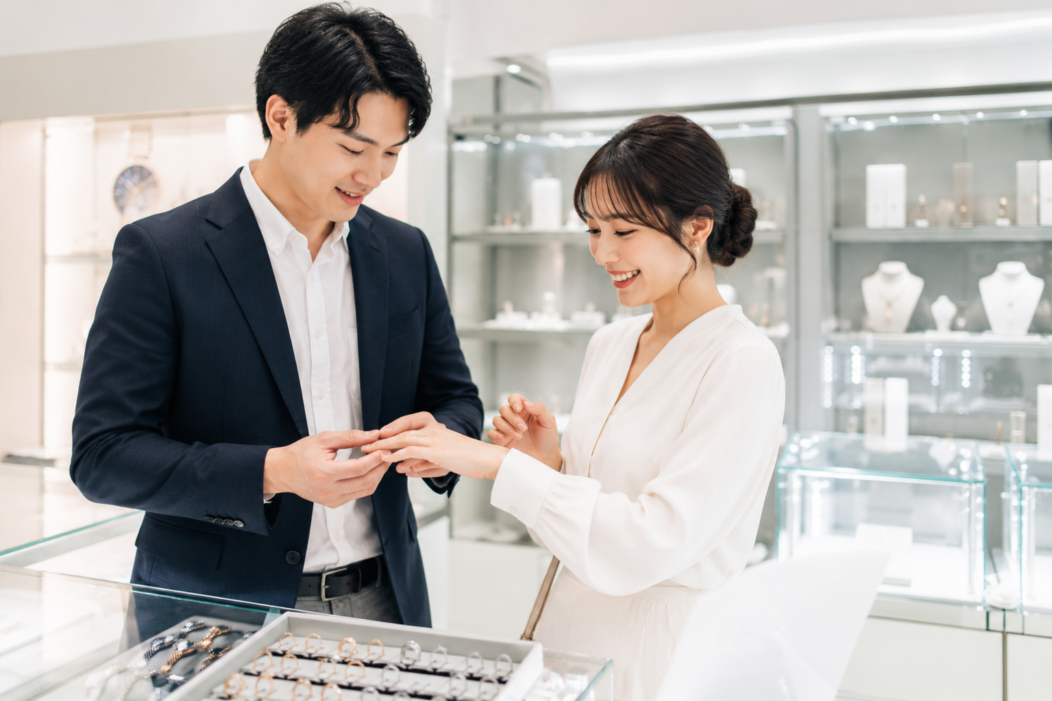 結婚指輪の試着シーン