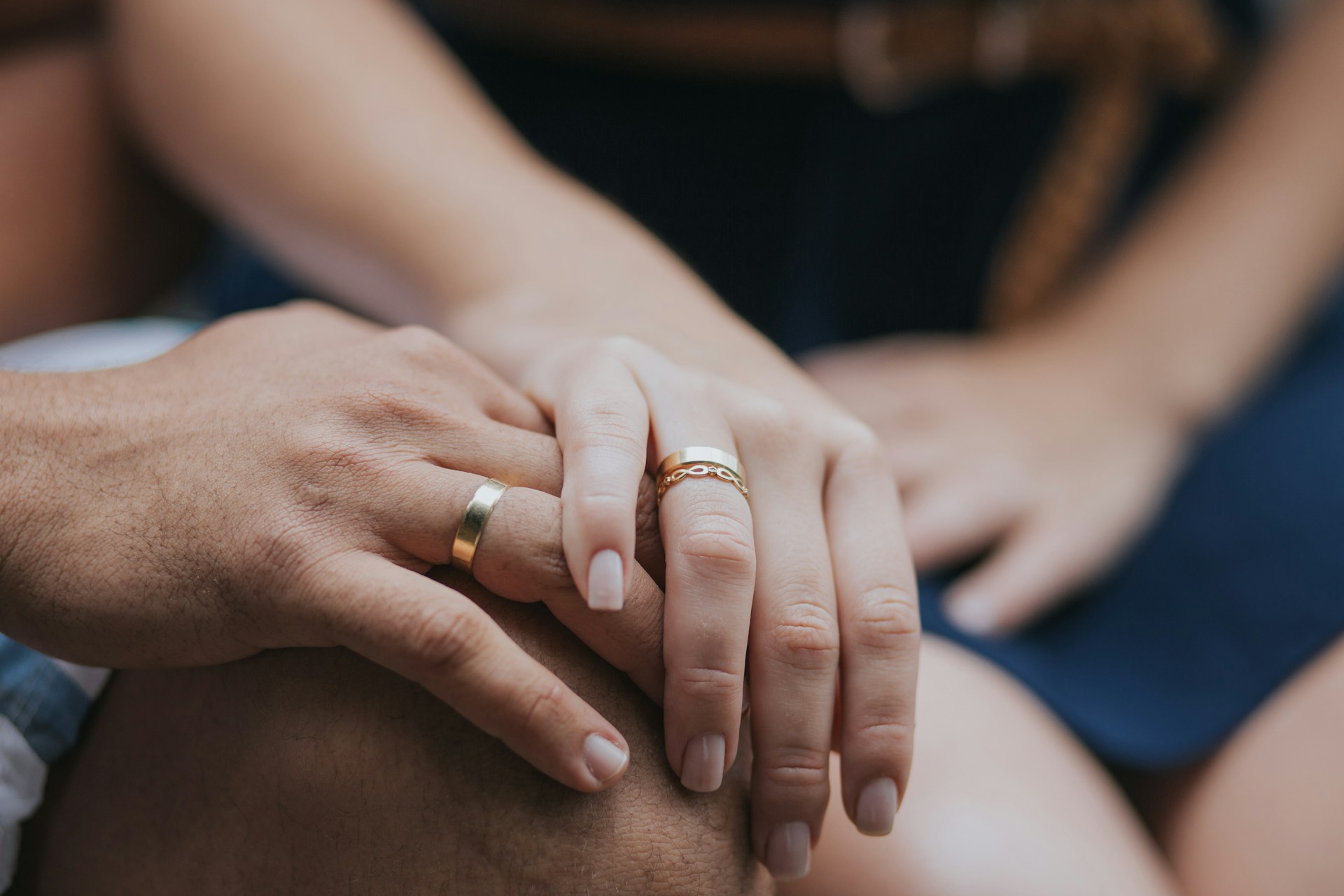 結婚指輪を選ぶカップル