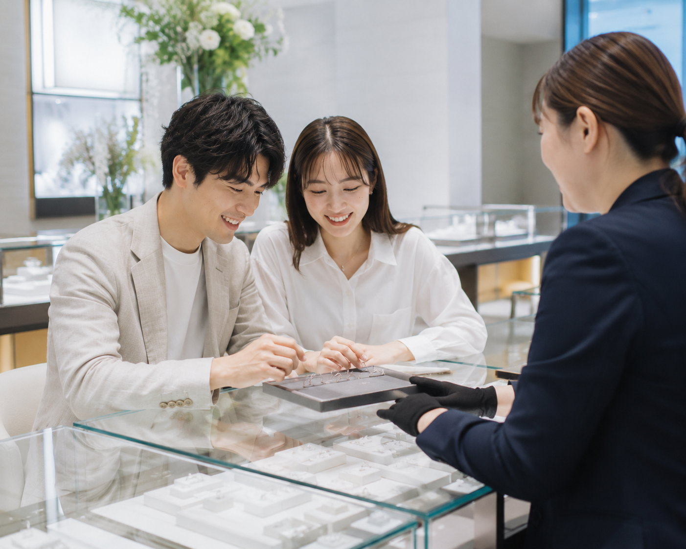 結婚指輪の幅を選ぶカップル
